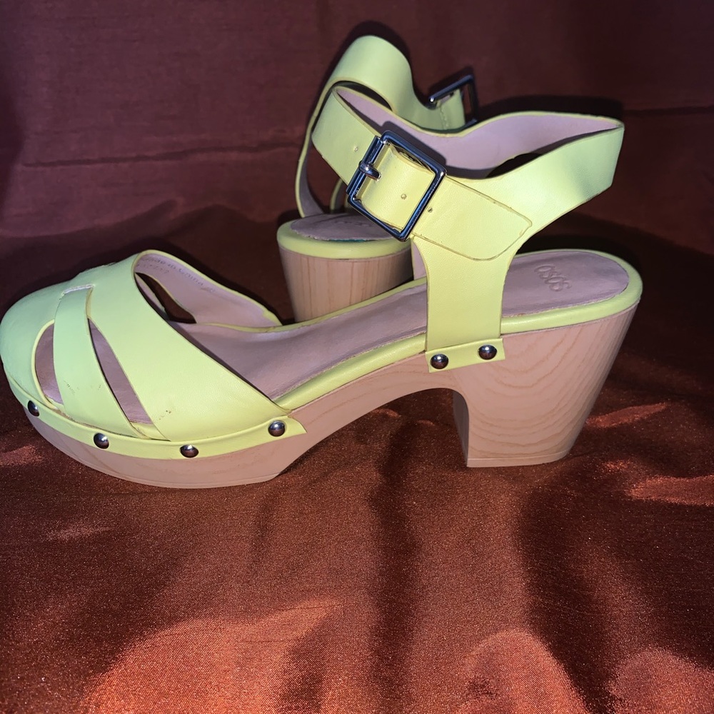 Heels - Picture 5 of 6